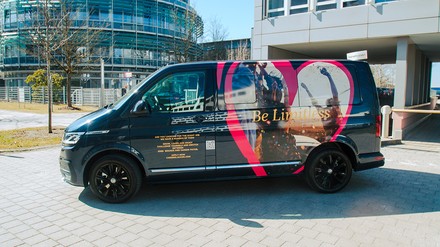 Accor tourt mit einem Mini-Bus durch Deutschland, Österreich und die Schweiz