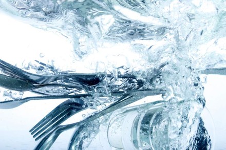 Mit moderner Spültechnik können Gastronomen Geld und wertvolle Zeit sparen. (Foto: © Igor Gromoff / fotolia)
Geschirr fällt in Wasser