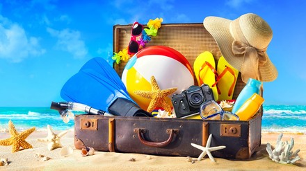 Ein Reisekoffer am Strand