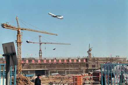 Flugzeug fliegt über Baustelle Flughafen Seestern