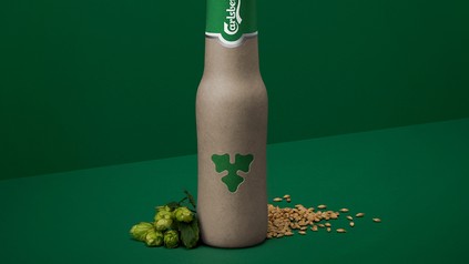 Eine Bierflasche aus Papier von Carlsberg