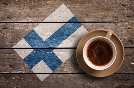 Finnland Flagge und Kaffee auf Tisch