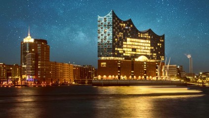 Die Hamburger Elbphilharmonie bei Nacht