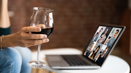 Auch bei der INTERGASTRA digital wird probiert – bei Online-Live-Verkostungen. (Foto: © Andrey Popov/stock.adobe.com)
Mann/Frau mit Weinglas auf dem Sofa bei einer digitalen Wein-Verkostung