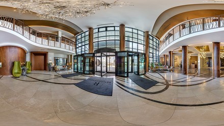 Die Virtual-Reality-Technologie ermöglicht virtuelle Rundgänge, bei dem sich Nutzer selbstständig durchs Hotel bewegen können. (Foto: © hiv360/stock.adobe.com)
Virtual-Reality-Rundgang