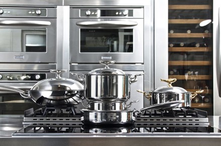 Geputzte Pfanne und Töpfe in der Küche