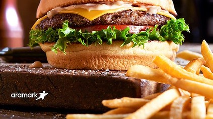 Burger mit Pommes aramark