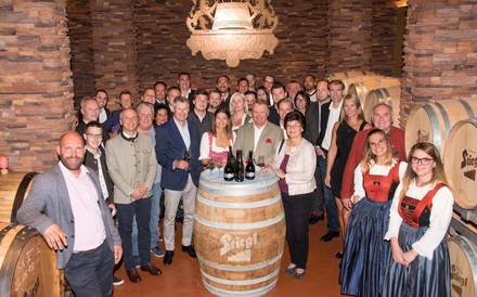 Die Bierwirte des Jahres versammelt um ein Bierfass mit Stiegl Logo