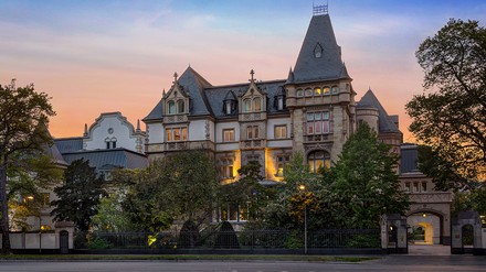 Außenfassade des Luxushotels Villa Kennedy in Frankfurt