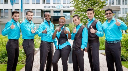 Eine Gruppe junger Menschen in der Ausbildung bei MotelOne