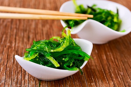 Eine Schüssel Algen mit Essstäbchen