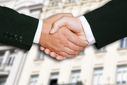 Ein Handschlag unter Männern