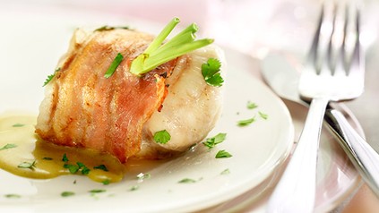 Ein gekochter Fisch auf einem Teller angerichtet