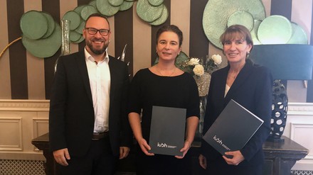 Vertreter von Van der Valk und der IUBH