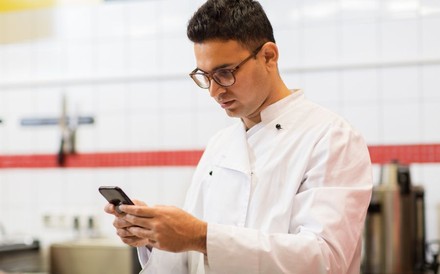 Ein Koch mit einem Smartphone