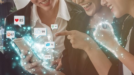 Frauen checken ihre Social-Media-Profile und freuen sich über die Likes