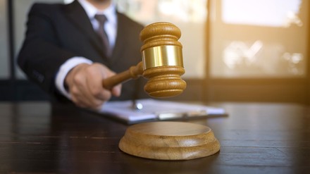 Das Urteil gegen einen Gastwirt wegen Kassenmanipulation fiel härter aus als es die Staatsanwaltschaft gefordert hatte. (© tanasin/stock.adobe.com)
Ein Richter mit einem Richterhammer