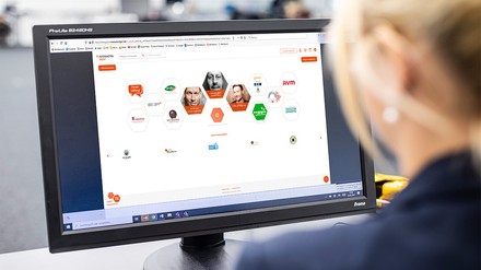 Übersichtlich gegliedert war das vielfältige Informationsangebot die INTERGASTRA digital 2021. (Foto: © Messe Stuttgart)
Frau sitzt vor dem PC und hat die Startseite der INTERGASTRA digital geöffnet
