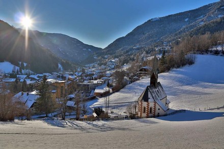 Ein verschneites Dorf in den Alpen