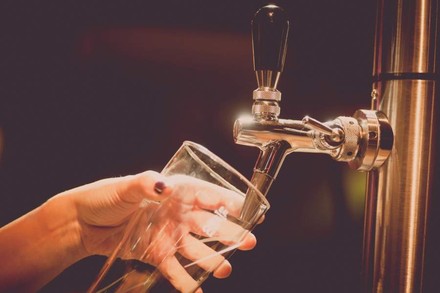 Wirtin zapft Bier ab