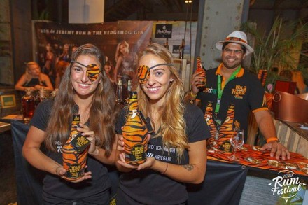 Menschen auf einer Getränkemesse mit dem Getränk Tiger Wild in der Hand