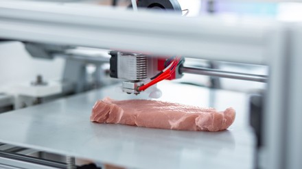 Ein Stück Fleisch wird von einem 3D-Drucker produziert