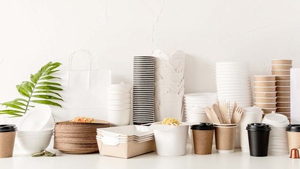 Unterschiedliche Einwegverpackungen - vom Becher bis zum Teller