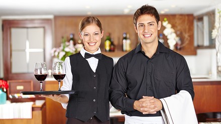 Zwei Azubis in einem Restaurant