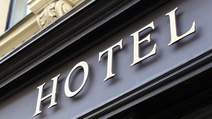 Schriftzug "Hotel" auf einer Hausfassade