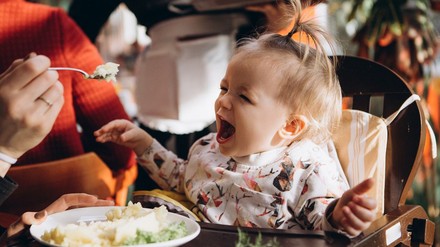 Baby in einem Lokal wird gefüttert