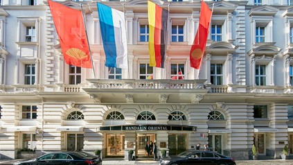 Der Eingang eines großen Hotels