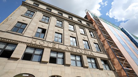 Blick nach oben entlang der Fassade des Luxushotels Astoria in Leipzig, auf der rechten Seite ein Baugerüst