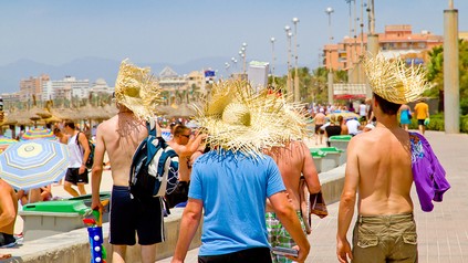 Touristen an der Strand-Promenade auf Mallorca