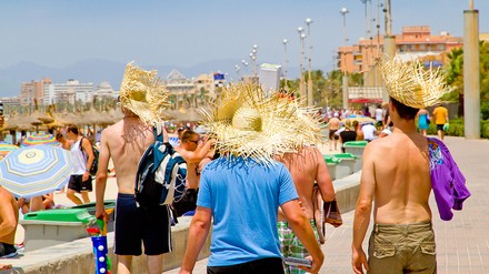 Touristen an der Strand-Promenade auf Mallorca