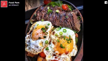 Pfanne mit Eiern und Fleisch