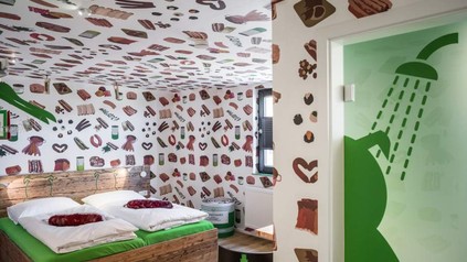 Ein Hotelzimmer mit vielen Bratwürsten auf der Tapete