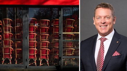 GastroSuisse-Präsident Casimir Platzer rechts; links Blick durch ein Fenster in ein geschlossenes Restaurant, in dessen Innenraum rote Gastro-Stühle gestapelt stehen