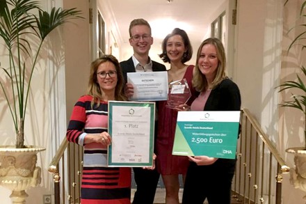 Antje Sakreida, Matthias Schluff, Hannah Bolch und Denise Trebes freuen sich über die Urkunden