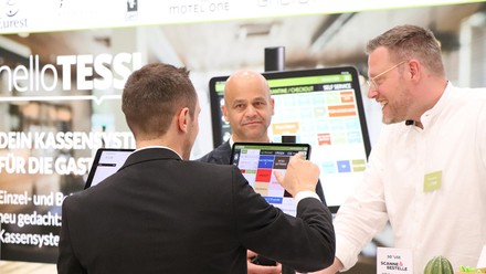 Hinten Mitte: Hubert Domscheit, Geschäftsführer, Tessero GmbH / helloTESS! (Foto: © HOGAPAGE/Moritz Werner)