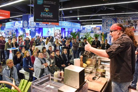 Ein Koch demonstriert sein Können auf der Messe HOGA 2019