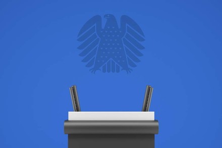 Ein leeres Sprecherpult im Bundestag