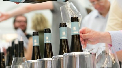 Wein wird eingeschenkt