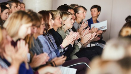 Weibliches Publikum applaudiert