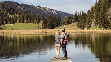 Zwei Wanderer an einem See in Gstaad