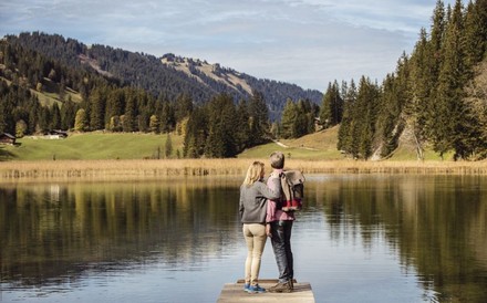 Zwei Wanderer an einem See in Gstaad