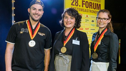 Nora Schuler, Sebastian Pichler und Stella Ost mit ihren Medaillen