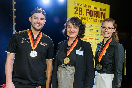 Nora Schuler, Sebastian Pichler und Stella Ost mit ihren Medaillen