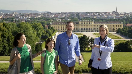 Touristen vor Schloss Schönbrunn