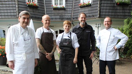 Alfred Schreiber, Rene Mammen, Iris Bettinger, Marco Müller und Christian Dudka vor einem Gebäude