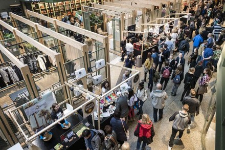 Viele Menschen in der Messehalle der Berliner Food Week